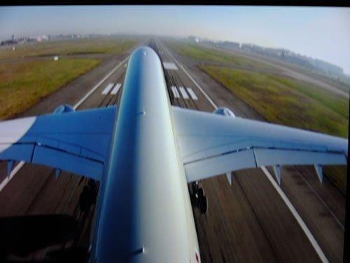 Vu de l'atterrissage de l'A350 sur les pistes de l'aéroport de Toulouse depuis les caméras embarquées. toulouse-premier-a350-5945
