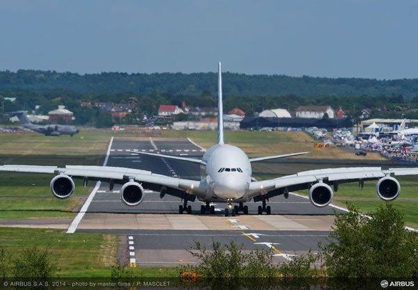 Un Aribus A380 sur la piste de décollage