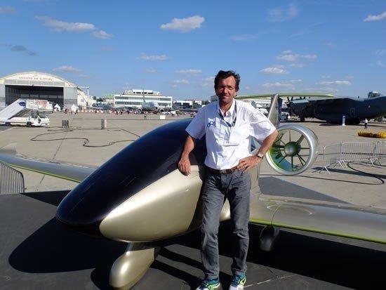 Francis Deborde, fondateur d'Aéro Composites Saintonge devant l'E-fan 2 au salon du Bourget 2015. efan francis laborde