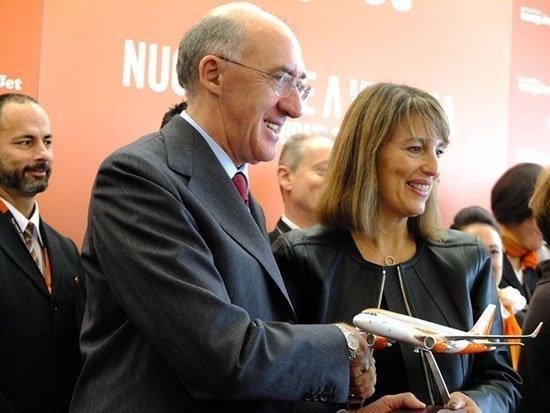 Carolyn Mc Call, CEO d'Easyjet et le directeur de l'aéroport de Venise