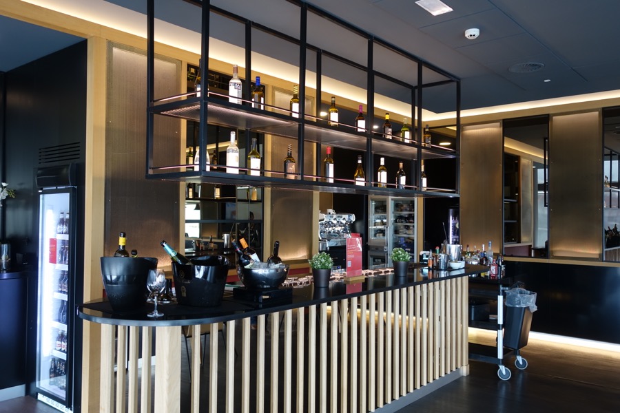 salon velazquez iberia aeroport madrid bar vins business traveler france