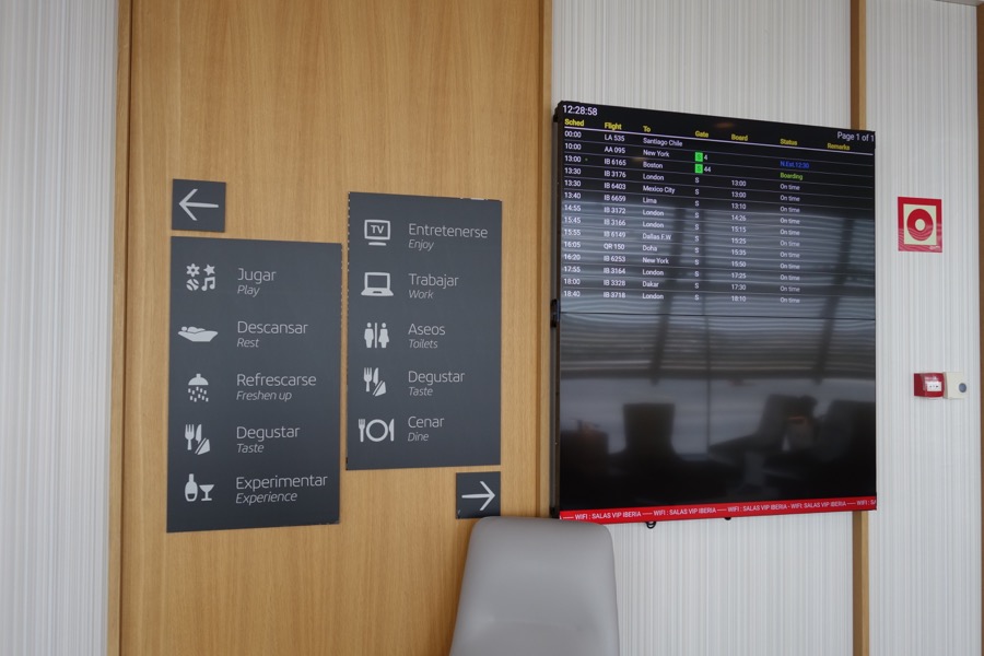 salon velazquez iberia aeroport madrid ecrans business traveler france