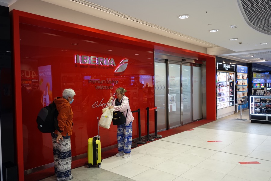 salon velazquez iberia aeroport madrid entreee business traveler france