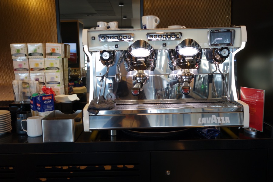 salon velazquez iberia aeroport madrid machine cafe business traveler france