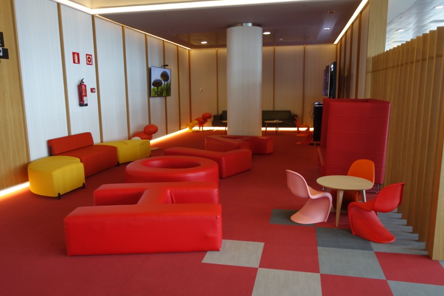 salon velazquez iberia aeroport madrid zone enfants business traveler france