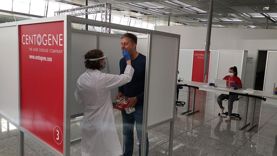 Covid-19: tests pour les touristes de 16 pays