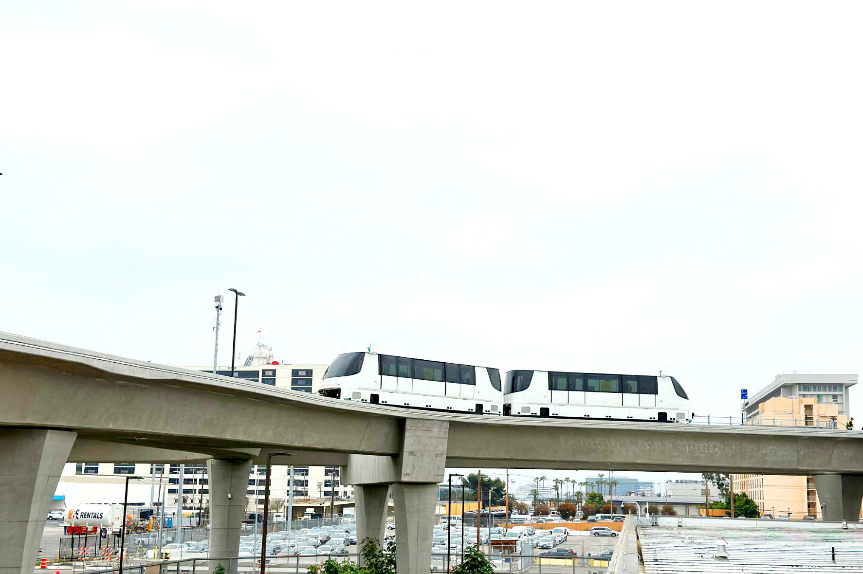 Nouveau train automatisé à l'aéroport de Los Angeles