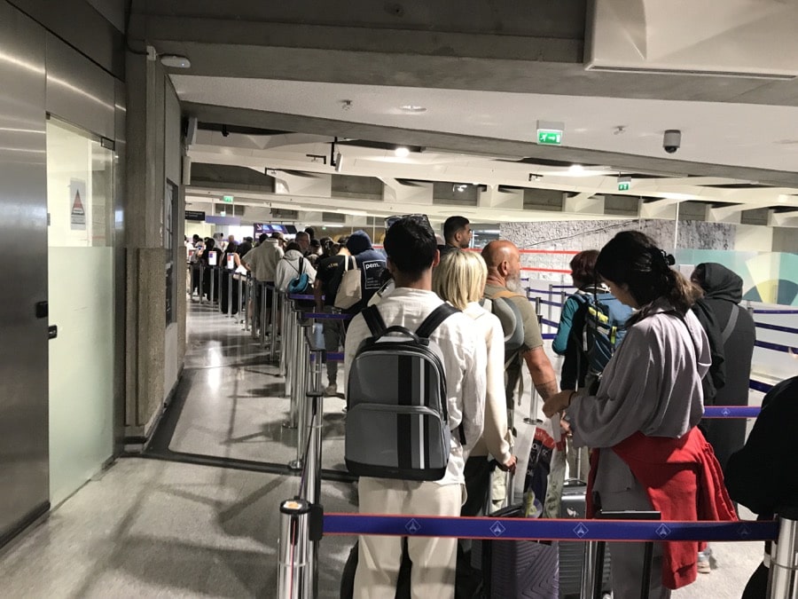 Queue au portique du terminal 1 en sortie de l'A380 d'Emirates