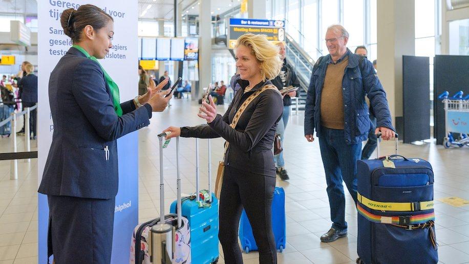 Un voyageur passant les contrôles de sécurité à Schiphol