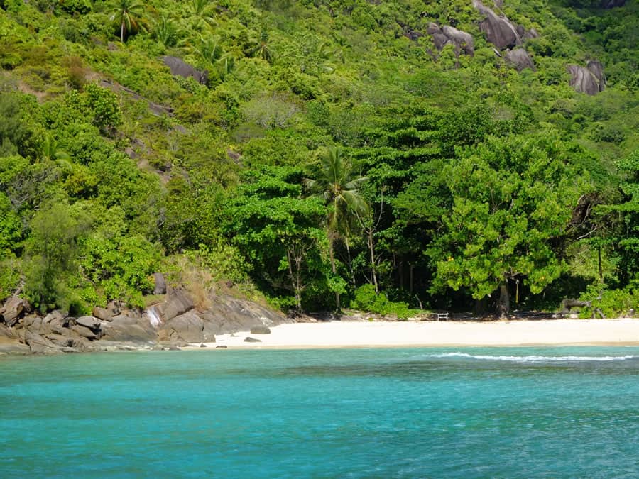 seychelles 0145 plage baie ternay2