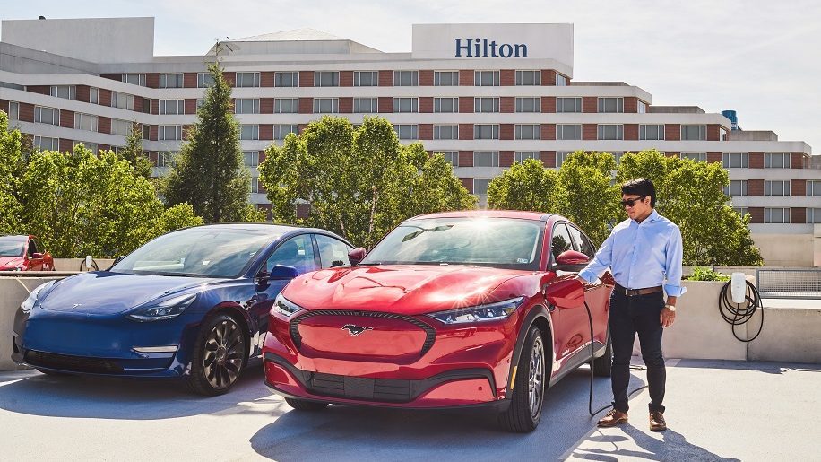 Une borne de recharge électrique dans un hôtel Hilton