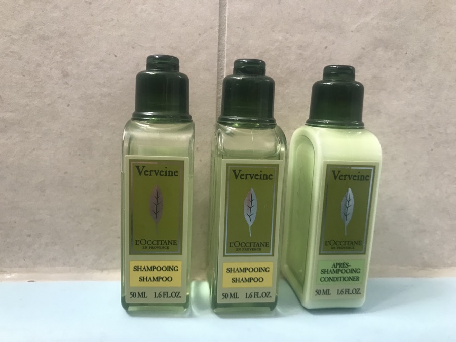 L’UE interdit les shampoings miniatures : une blague ?