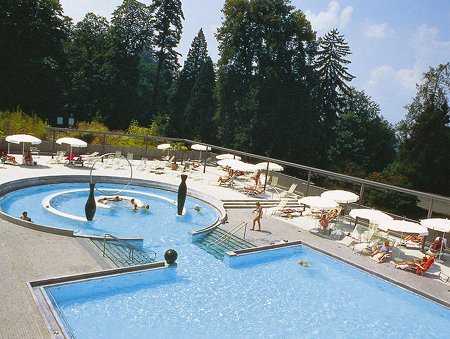 bassin-exterieur-thermes-cassiopeia-badenweiller