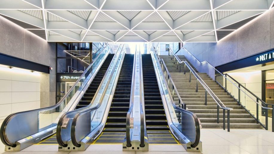 32nd Street and 7th Ave NYP Entrance escalier amtrak media image e1700482405378